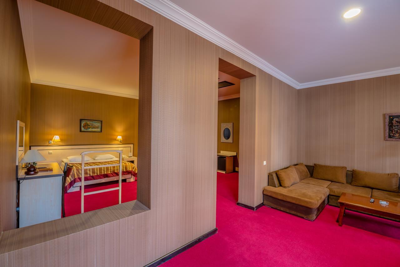 Hotel Rikhe Monika Tbilisi Exterior foto